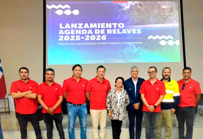 Francisco García, director de WWL, y Víctor Doménico Paredes Rosadio, gerente de proyectos, junto con el equipo de especialistas en Minas, Plantas, Insumos Estratégicos y Medio Ambiente de Pucobre, y autoridades de Chile