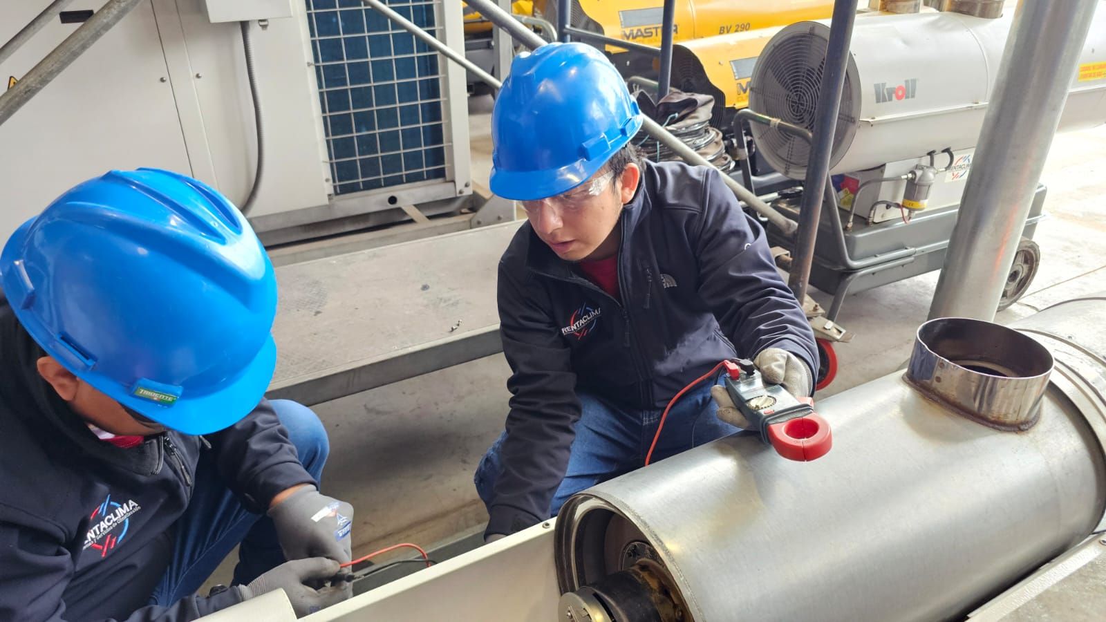 Al operar 24/7 con supervisión técnica, estos sistemas permiten una climatización constante durante toda la duración de la parada, asegurando que no se presenten fluctuaciones térmicas que puedan retrasar o complicar las labores programada