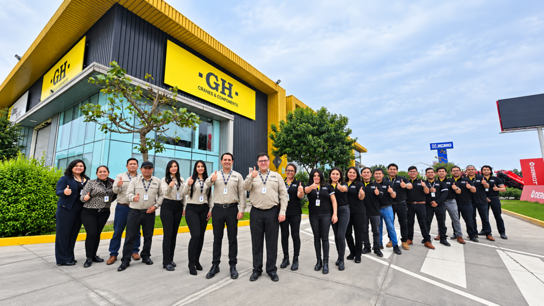 Equipo GH frente a su sede industrial